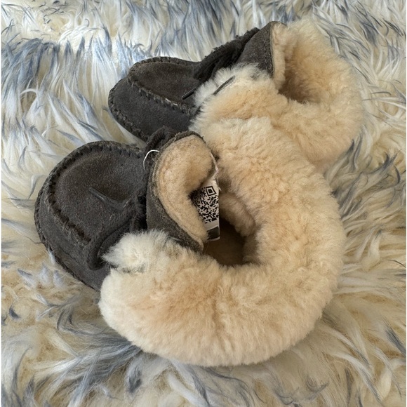 UGG Toddler Size 2/3 - Picture 3 of 8